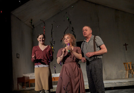 Adern – Akademietheater Wien – Karg aber humorvoll inszeniert David Bösch den biografischen Text von Lisa Wentz