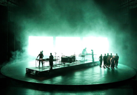 Agamemnon – Residenztheater München – Ulrich Rasche versenkt seinen Chor im Nebel des Krieges