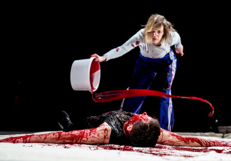 Ajax und der Schwan der Scham – Thalia Theater Hamburg – Christopher Rüping verbindet Sophokles’ antike Tragödie mit einem Hollywood-Tanzfilm und verliert sehenswert den Fokus