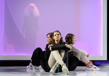 Alice verschwindet – Landestheater Linz – Valerie Voigt inszeniert die Uraufführung von Selma Matters und Marie Lucienne Verses psychologischem Familienstück