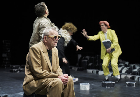 Alles ist erleuchtet – Burgtheater Wien – Mina Salehpour zeigt den surrealen Holocaust-Roman von Jonathan Safran Foer im Akademietheater