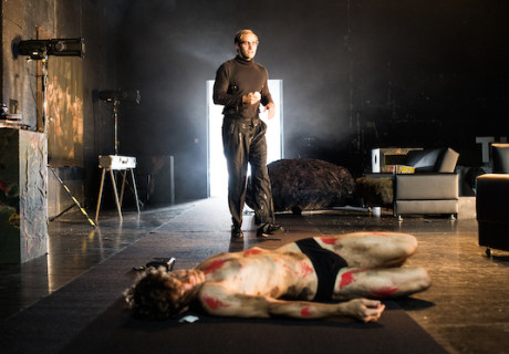 Alles Weitere kennen Sie aus dem Kino – Münchner Volkstheater – Mirja Biel inszeniert Martin Crimps Euripides-Überschreibung als zeitlose Geschichte vom selbstverschuldeten Schicksal