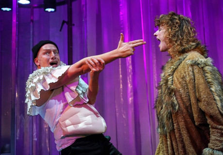 Als lebten wir in einem barmherzigen Land – Münchner Kammerspiele – Sandra Strunz adaptiert den Roman von A.L. Kennedy mit zwei starken Spieler*innen für die Bühne 