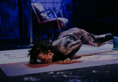 Alte Meisterin – Kosmos Theater Wien – Sara Ostertag und ihr Kollektiv makemake produktionen erzählen und performen die Geschichte der Kunst ohne Männer