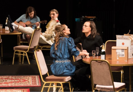 Am Südhang – Schauspiel Frankfurt – Liebevoll satirisch bereitet Barbara Bürk Eduard von Keyserlings Sommergäste-Erzählung  auf