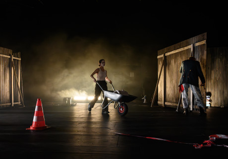 Am Fluss – Schauspielhaus Wien – Christiane Pohle bringt Mazlum Nergiz' Geschichte und Gegenwart befragendes Theaterstück zur Uraufführung