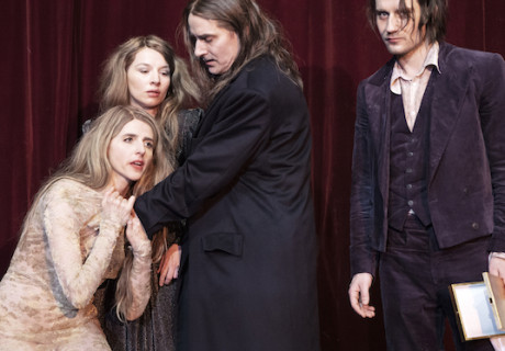 Amphitryon – Thalia Theater Hamburg – Leander Haußmann inszeniert Heinrich von Kleists Verweckslungskomödie als Lustspiel der Selbstoptimierung