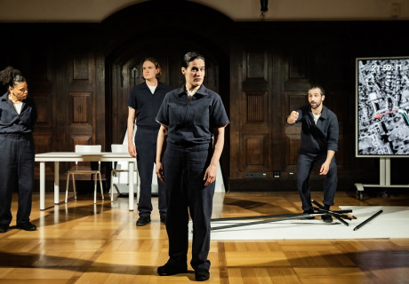 And now Hanau – Ruhrfestspiele Recklinghausen  – Tuğsal Moğuls schockierendes Dokumentarstück über die Morde von Hanau