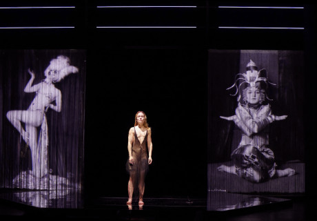 Androgynous. Portrait of a naked Dancer – Maxim Gorki Theater Berlin – Lola Arias neuer Abend über die performative Kraft der Sexualität