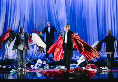 Angabe der Person – Landestheater St. Pölten – Sara Ostertag inszeniert Elfriede Jelineks Anklage gegen ihr Geburtsland zuerst in Österreich