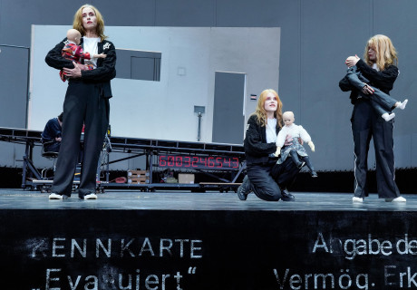 Angabe der Person – Deutsches Theater Berlin – Jossi Wieler inszeniert Elfriede Jelineks jüngsten Text als großen Schauspielerinnen-Abend