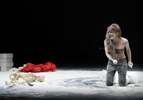 Anthropolis V:  Antigone – Schauspielhaus Hamburg – Mit Lilith Stangenberg als atemberaubender Protagonistin beschließen Karin Beier und Roland Schimmelpfennig ihren Theben-Zyklus