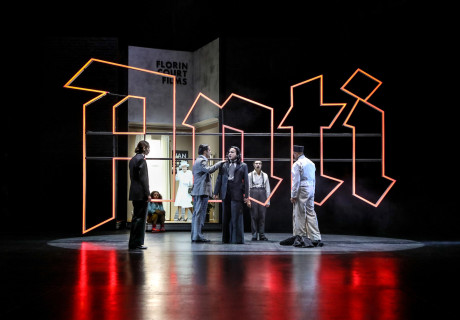 Antichristie – Theater Dortmund – Kieran Joel inszeniert Mithu Sanyals Roman, der sich zwischen der Gegenwart und dem indischen Widerstand im Jahr 1906 bewegt