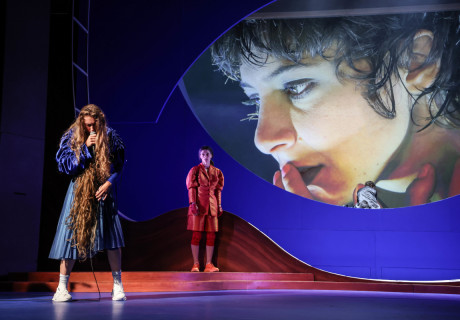 Antigone – Theater Bremen – Elsa-Sophie Jach inszeniert Anne Carsons Sophokles-Bearbeitung 