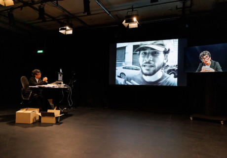 Antigone Is Not Available Right Now – Sophiensaele Berlin – Als Literaturagentin vermittelt Coco Fusco Euripides’ Tragödienheldin den Anschluss an die Jetzt-Zeit