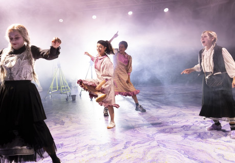 Antigones Vermächtnis – Theater an der Parkaue Berlin – Das Stück der iranisch-schwedischen Autorin Athena Farrokhzad gibt ein hintergründiges Porträt der iranischen Frauenbewegung