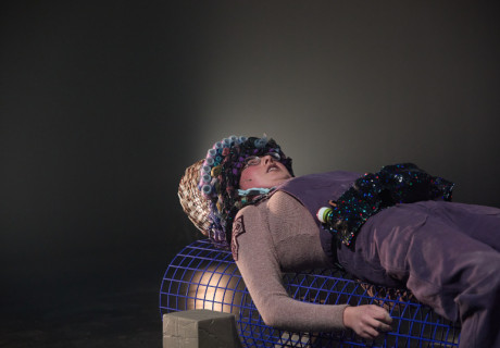 Anti•gone – Münchner Kammerspiele – Nele Jahnke erzählt die Sophokles' Tragödie der rebellischen Ödipus-Tochter in Leichter Sprache