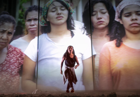 Antigone im Amazonas – Wiener Festwochen – Milo Raus Recherchestück zum ökologischen Widerstand der indigenen Bevölkerung Brasiliens