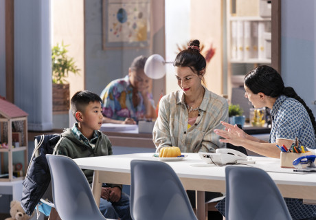 Kindheitsarchive – Schaubühne Berlin – Caroline Guiela Nguyens Inszenierung führt tief in die emotionalen Zwickmühlen von Auslandsadoptionen 