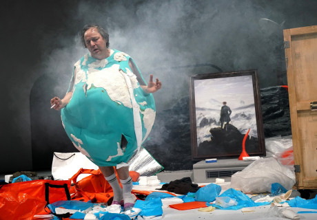 Asche – Münchner Kammerspiele – Falk Richter inszeniert Elfriede Jelineks neuen Text über das nahende Ende