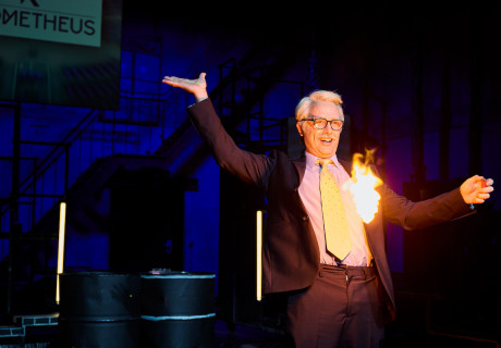 Atlas – Deutsches Schauspielhaus Hamburg – Autor und Regisseur Calle Fuhr recherchiert mit der Klimaredaktion von Correctiv ein Netzwerk, das den Klimadiskurs unterminiert