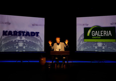 Aufstieg und Fall des Herrn René Benko – Volkstheater Wien – Calle Fuhr und das Recherche-Netzwerk Dossier führen in die Geschäftswelt des Super-Pleitiers