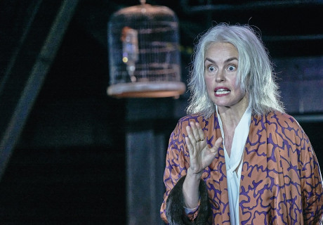 Aufzeichnungen aus dem Kellerloch – Ruhrtriennale – Barbara Frey inszeniert Nina Hoss in einem Dostojewski-Monolog