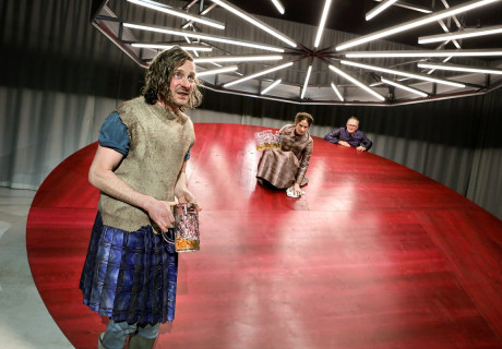 Automatenbüfett – Residenztheater München – Elsa-Sophie Jach inszeniert Anna Gmeyners Vorkriegsstück