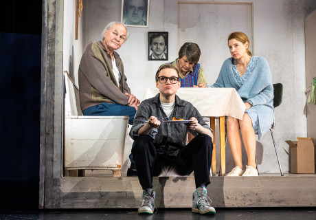 Azur oder die Farbe von Wasser – Theater in der Josefstadt Wien – David Bösch inszeniert die Uraufführung von Lisa Wentz' Auftragsstück über Missbrauch in der katholischen Kirche