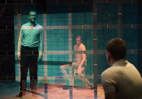 Demian – Bühnen Bern – Marin Blülle versetzt Hermann Hesses Entwicklungsroman in eine Spiegelwelt