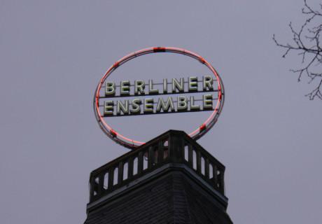 Berliner Ensemble – Warum das Autorenprogramm des Hauses bislang mehr Unmut als Stücke produziert