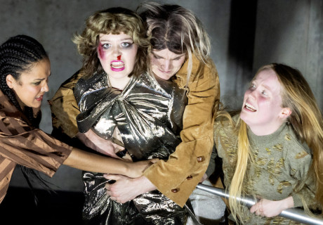 [BLANK] – Deutsches Schauspielhaus Hamburg – Julia Hölscher inszeniert Alice Birchs Sozialdrama mit dem dritten Schauspieljahrgang der Theaterakademie Hamburg