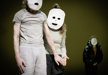 [BLANK] – Schauspielhaus Bochum – Nora Schlocker zieht Alice Birchs schaurigen Kinderszenen die Masken an 