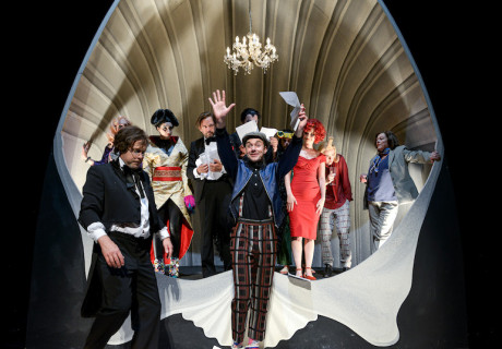 Pardauz! Schnupdiwup! Klirrbatsch! Rabum! – Deutsches Theater Göttingen – Rebekka Kricheldorf, Hannah Zufall und Annette Pullen verhandeln Wilhelm Busch