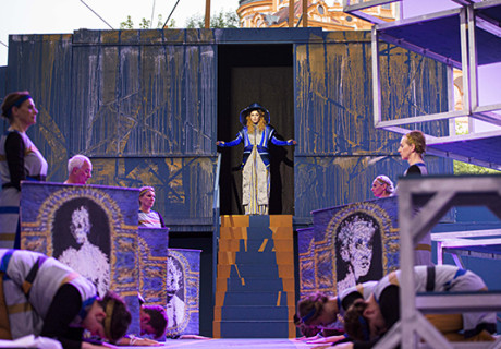 Babylon – Sommerspiele Melk – Vor der Stiftskulisse inszeniert Sommerspiele-Intendant Alexander Hauer (s)ein himmelsstrebendes Auftragswerk von Feridun Zaimoglu und Günter Senkel