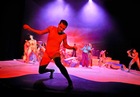 Die Bakchen. Die verlorene Generation – Theater Dortmund – Julia Wissert orchestriert ein rauschhaftes Untergangsfest für die krisengeschüttelte Jugend