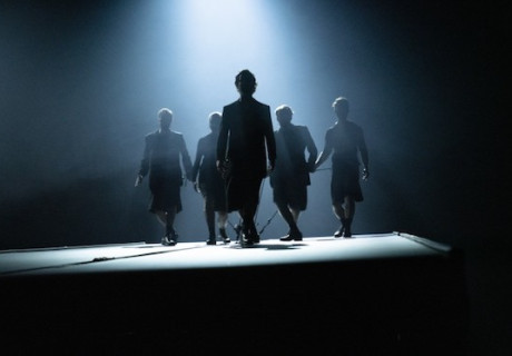 Die Bakchen – Burgtheater Wien – Ulrich Rasche eröffnet die Intendanz von Martin Kušej mit einem Maschinentheater-Monumental-Euripides