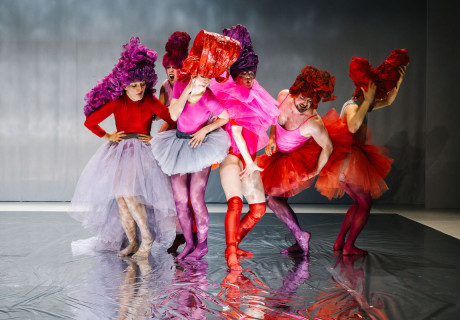 Eine Ballettoper – Theater am Werk Wien – Das E3 Ensemble widmet sich in einer DADA-Revue dem Machtmissbrauch im Kunstbetrieb