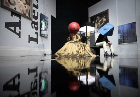 Baracke – Deutsches Theater Berlin – Claudia Bossard bringt Rainald Goetz' Suada gegen deutsche Terror-Familien zur Uraufführung