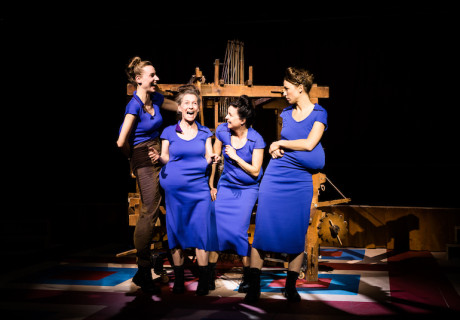 Bataillon – Schauspielhaus Wien – Milena Michalek setzt Enis Macis Stück chorisch in Szene