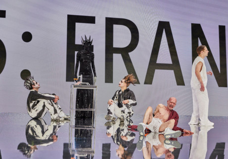 Berlin Alexanderplatz – Schauspiel Köln – Hermann Schmidt-Rahmer versetzt Alfred Döblins Romanstoff in die digitale Gegenwart