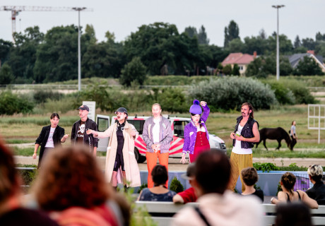 Berlin is not Berlin Vol. 4 Wozzeck – glanz&krawall – Auf der Trabrennbahn Karlshorst veranstaltet das Musiktheater-Kollektiv ein dreitägiges Festival mit Büchner, Berg und Erbsensuppe