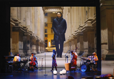 Berlin Kleistpark – Maxim Gorki Theater – Hakan Savaş Micans neuer Teil seiner Stadt-Trilogie nutzt die Straßen als Transitbereich der Identitäten 