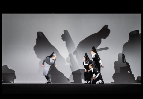 Bernarda Albas Haus – Residenztheater München – Rieke Süßkow verstärkt in Lorcas Drama die festgefahrenen Konventionen 