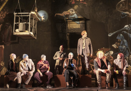 Die Besessenen – Thalia Theater Hamburg – Jette Steckel inszeniert Albert Camus‘ Dostojewski-Überschreibung als bildgewaltige Teufelsaustreibung