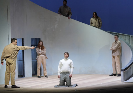 Die Besetzung der Dunkelheit – Staatstheater Wiesbaden – Ihsan Othmann inszeniert Bachtyar Alis Roman über die Unterdrückung der Kurd:innen durch den türkischen Staat mit Pathos und Pistolen