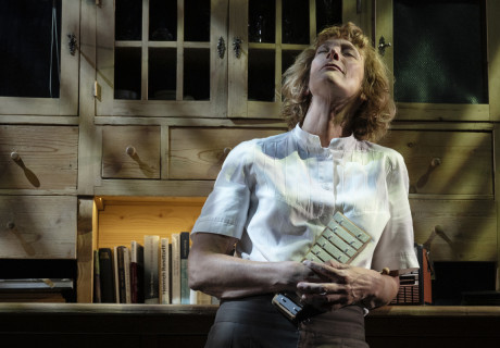 Bevor ich es vergesse – Münchner Kammerspiele – Wiebke Puls inszeniert und spielt eine Vater-Tochter-Beziehung nach einem Roman von Anne Pauly