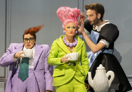 Biedermann und die Brandstifter – Berliner Ensemble – Regisseurin Fritzi Wartenberg inszeniert Max Frischs Lehrstück als bunt-absurde Komödie