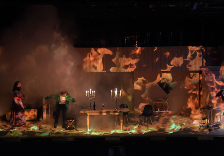 Biedermann und die Brandstifter – Theater Regensburg – Sapir Heller legt in ihrer übermütigen Inszenierung den beunruhigenden Kern von Max Frischs Stück offen