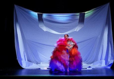 Bin nebenan – Theater Kiel – In neun Monologen erzählen Autorin Ingrid Lausund und Regisseurin Annette Pullen von Scheitern, Einsamkeit und dem Gefühl von Zuhausesein